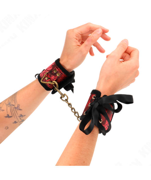 KINK - MUÑEQUERAS DISEÑO ESCÁNDALO ROJO-NEGRO DETALLE LAZO 24.5 CM X 6.5 CM